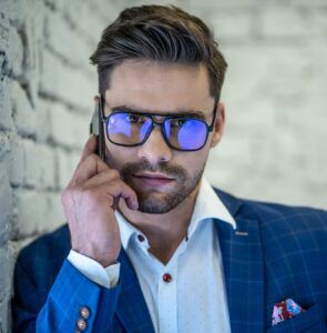 Mężczyzna w okularach z filtrem światła niebieskiego Stark DayShield