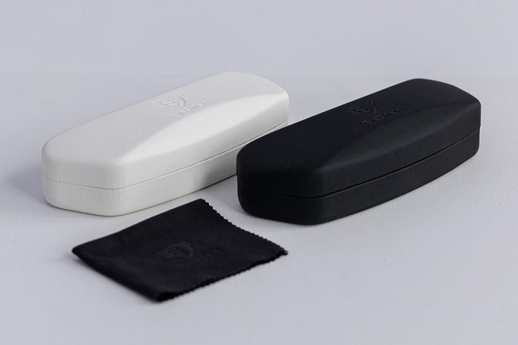 białe i czarne etui na okulary