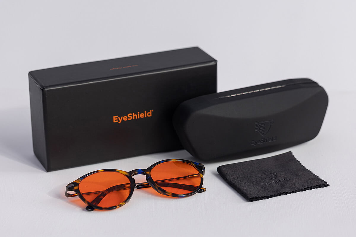 etui i okulary z pomarańczowymi szkłami do komputera