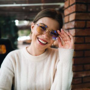 Kobieta w okularach z filtrem światła niebieskiego Perła DayShield