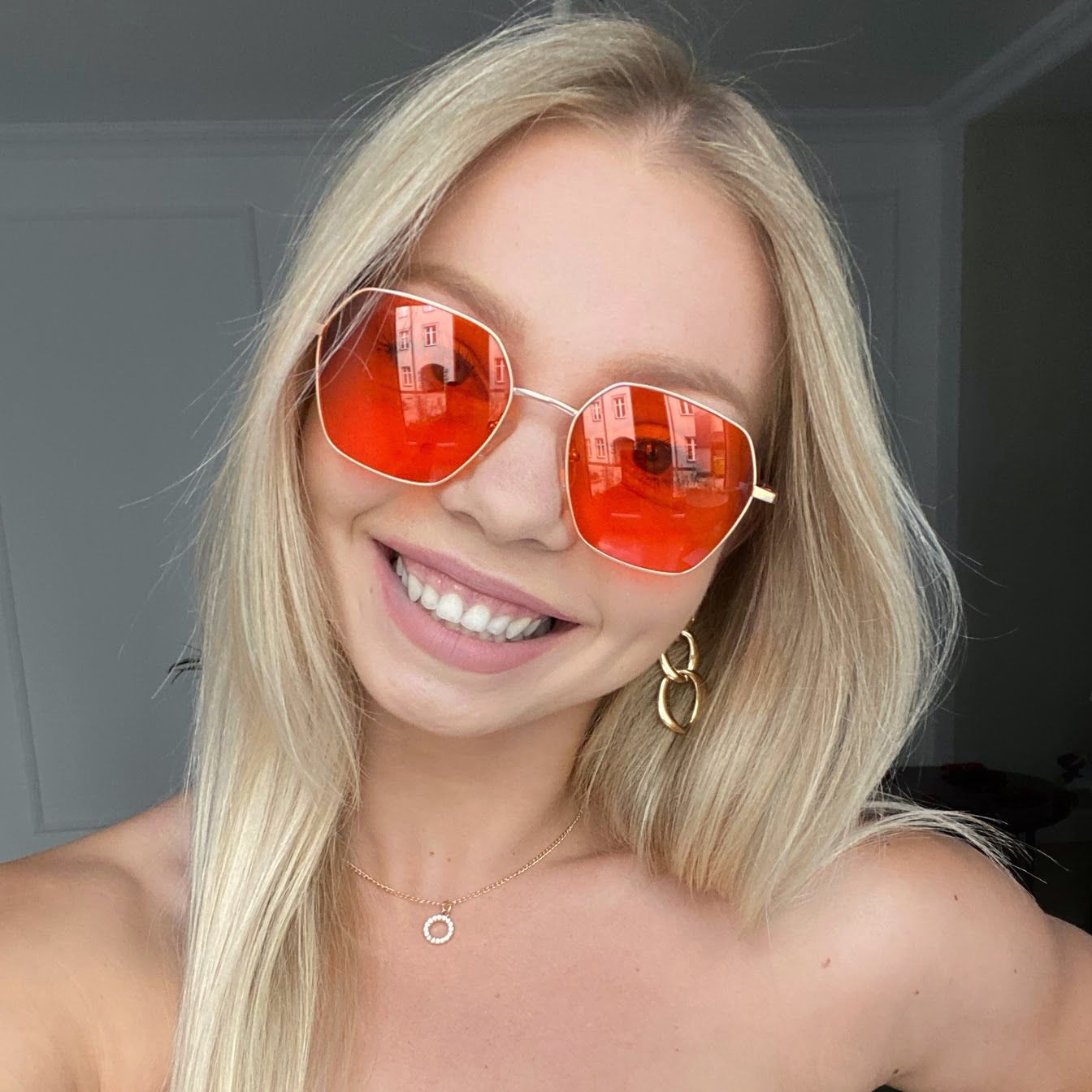 Kobieta w okularach blokujących niebieskie światło Perła NightShield