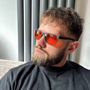 Mężczyzna 1 w okularach z filtrem światła niebieskiego Osman NightShield