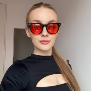 Kobieta w okularach blokujących niebieskie światło Venom NightShield