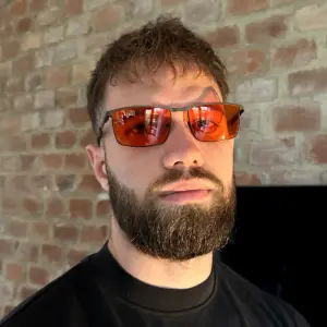 mężczyzna w okularach brązowych blokujących światło niebieskie