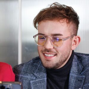 mężczyzna patrzący na telefon w okularach z filtrem światła niebieskiego Profesor Clear DayShield