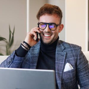 Mężczyzna w okularach z filtrem światła niebieskiego Profesor DayShield