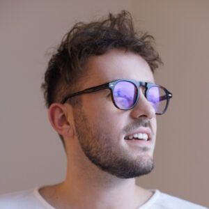 Mężczyzna w okularach z filtrem światła niebieskiego Profesor Vice DayShield