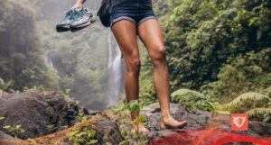 kobieta idąca po skałach bez butów
