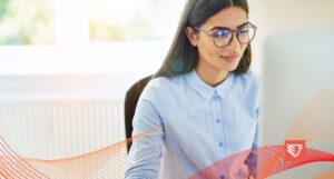 kobieta pracująca w okularach z filtrem światła niebieskiego