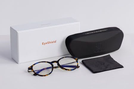 etui i okulary z pomarańczowymi szkłami do komputera