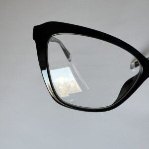 zbliżenie na soczewkę okularów modern z filtrem